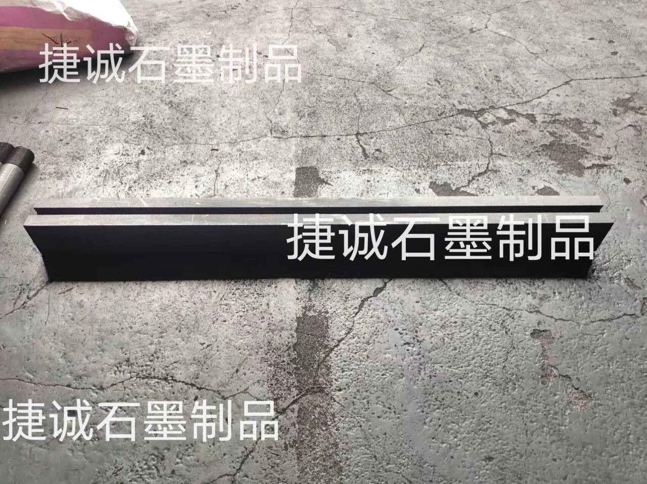 真空炉石墨横梁，真空炉石墨件，真空炉石墨配件，真空炉石墨件加工，真空炉石墨发热元件，真空炉石墨连接片，真空炉石墨风管，真空炉石墨连接片加工，真空炉石墨配件生产厂家，真空炉石墨件加工厂